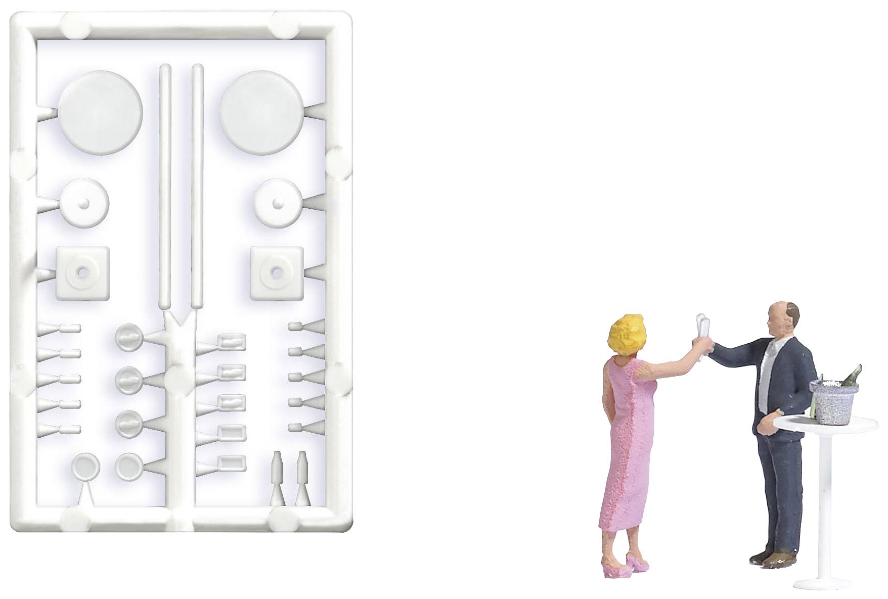 Deux figurines miniatures trinquent avec des flûtes à champagne, à côté d'un kit de modélisme non assemblé composé de pièces rondes et carrées.