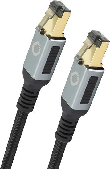 Deux câbles Ethernet gris avec des connecteurs dorés et une gaine noire, posés sur une surface blanche.