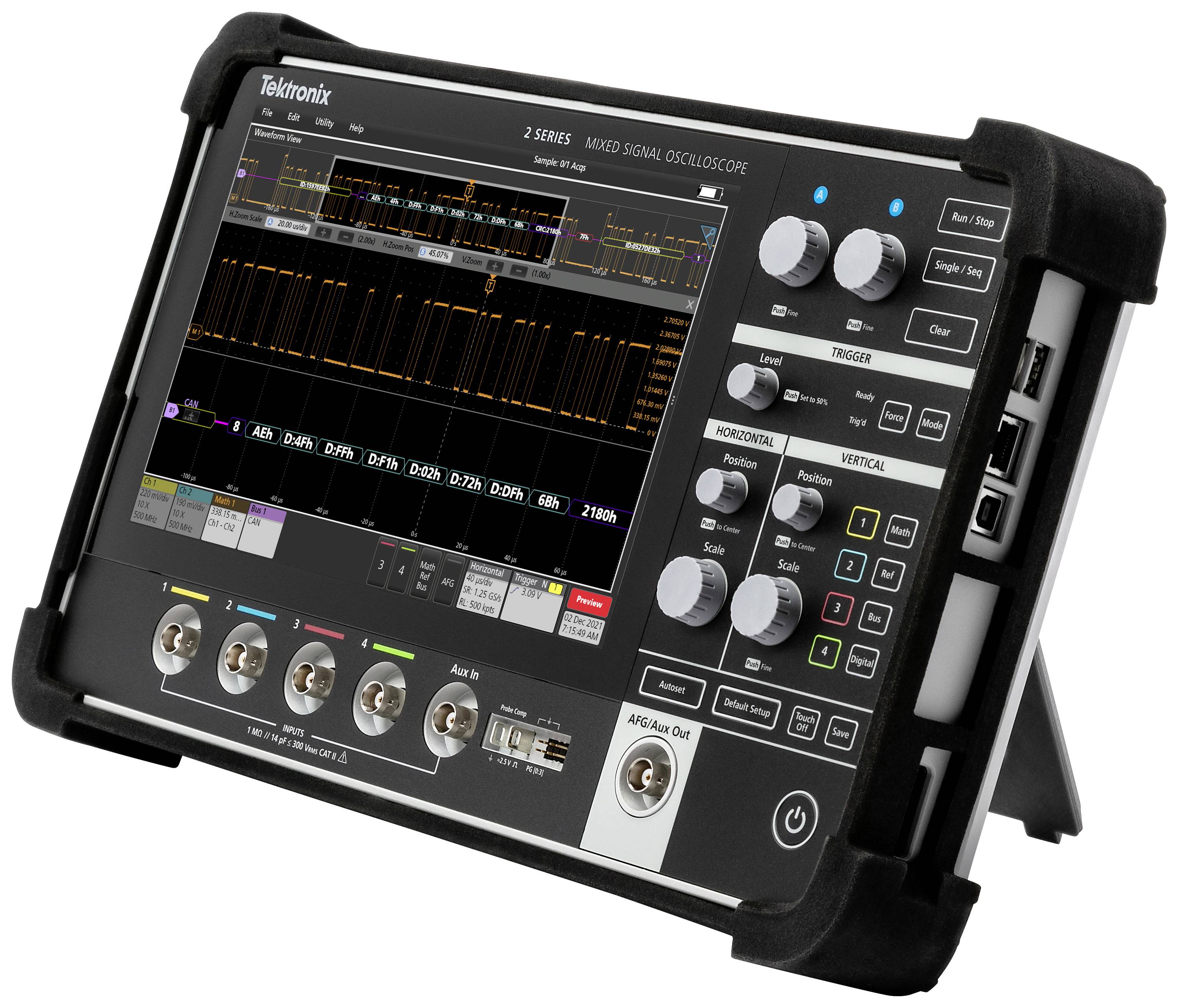 Oscilloscope électronique avec affichage numérique de différentes formes d'ondes et données de signal. L'appareil est noir et portable.