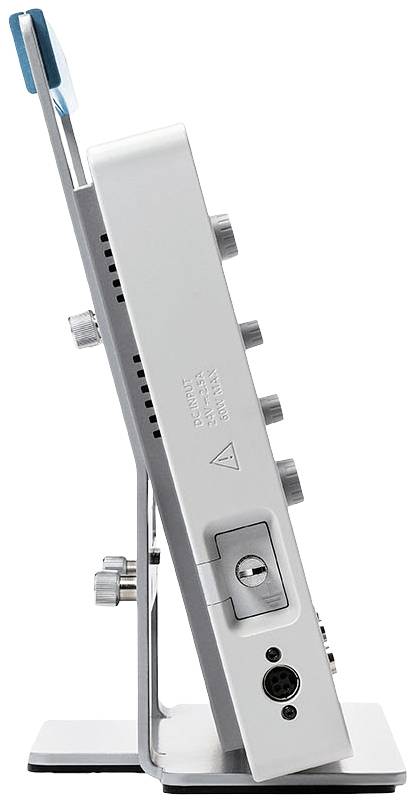Un appareil électronique de couleur argentée, vu de côté, avec des boutons rotatifs et des connexions. Il présente un support vertical et des bords nets.