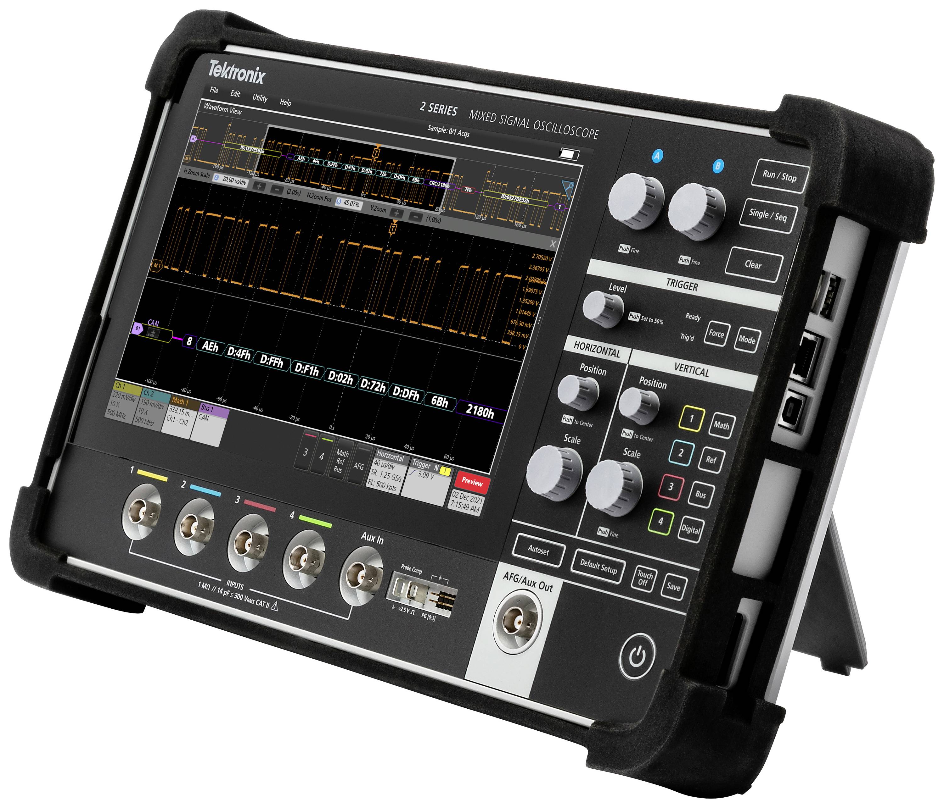 Oscilloscope numérique à plusieurs ports avec un grand écran affichant des signaux en forme d'ondes et des données de mesure.