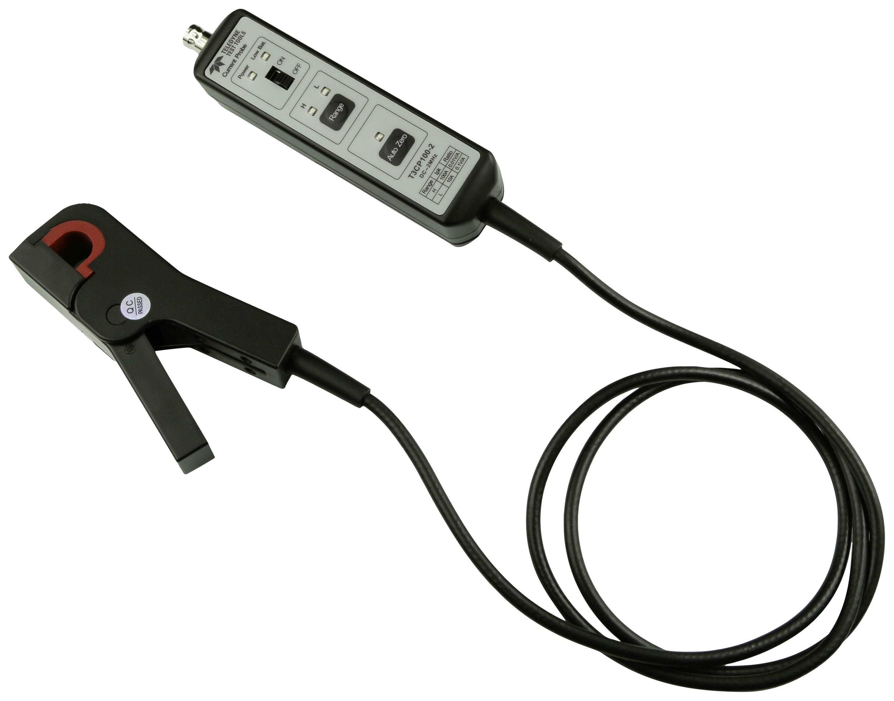 Pince ampèremétrique avec câble et panneau de commande, utilisée pour mesurer les courants électriques dans les conducteurs, outils essentiels pour les électriciens.