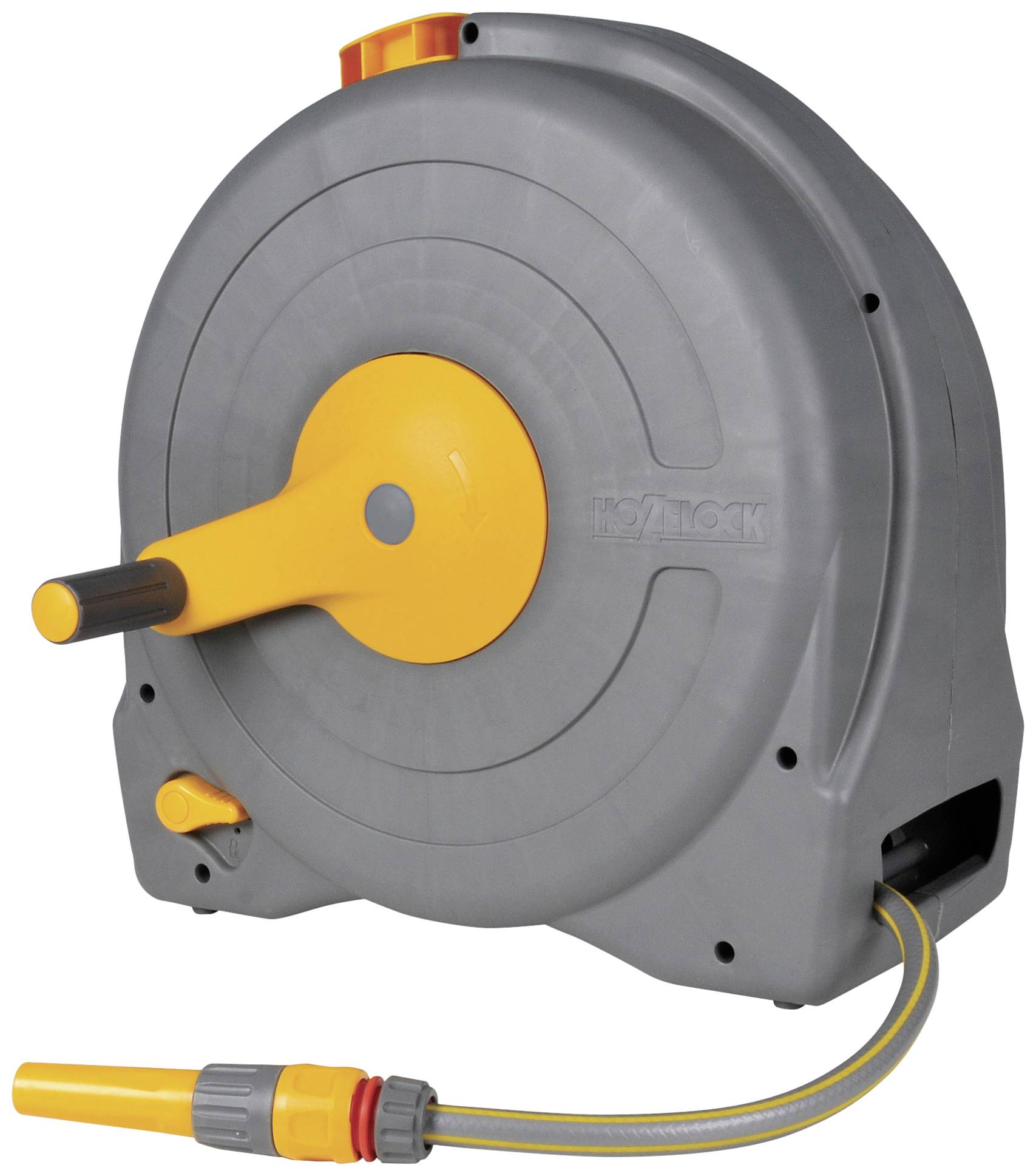 Un dévidoir de tuyau gris et orange avec manivelle manuelle et raccord de tuyau, conçu pour le rangement et l'utilisation d'un tuyau d'arrosage.