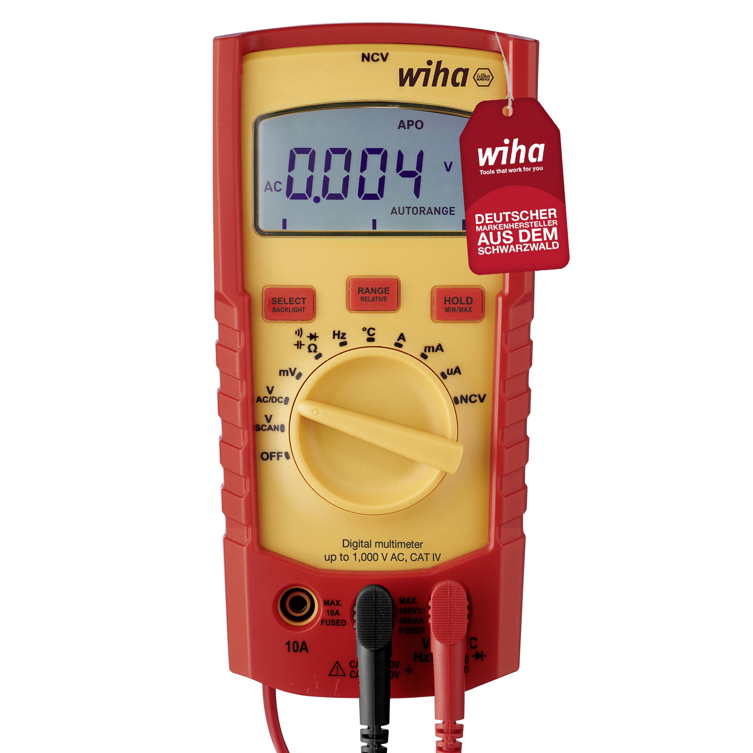 Un multimètre numérique affiche 0,004 V en courant alternatif. Design rouge et jaune avec sélecteur et deux cordons de mesure connectés.