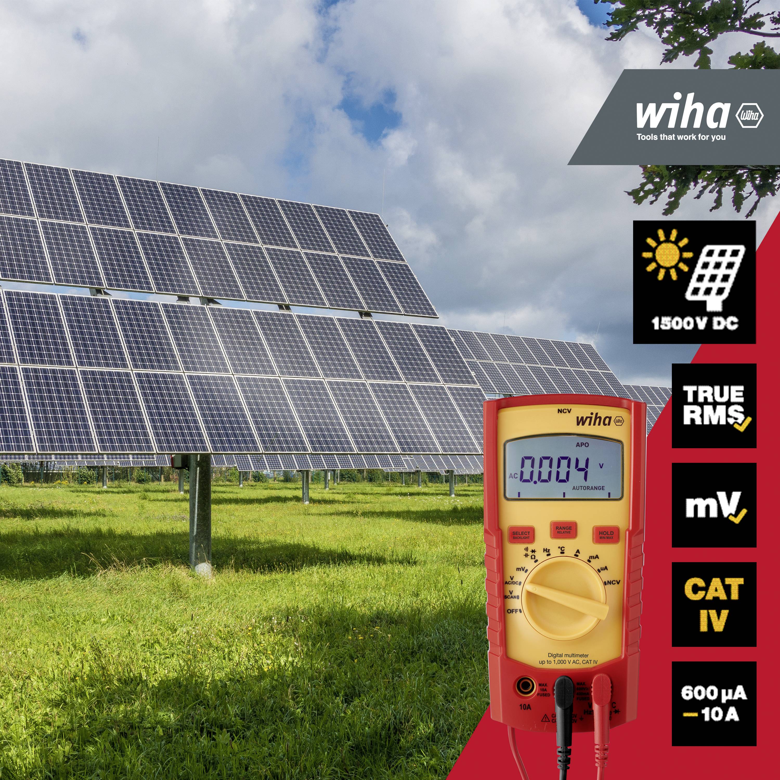Une installation solaire dans un pré sous un ciel nuageux. Au premier plan, un multimètre numérique affichant une tension. Logo 'wiha' en haut à droite.