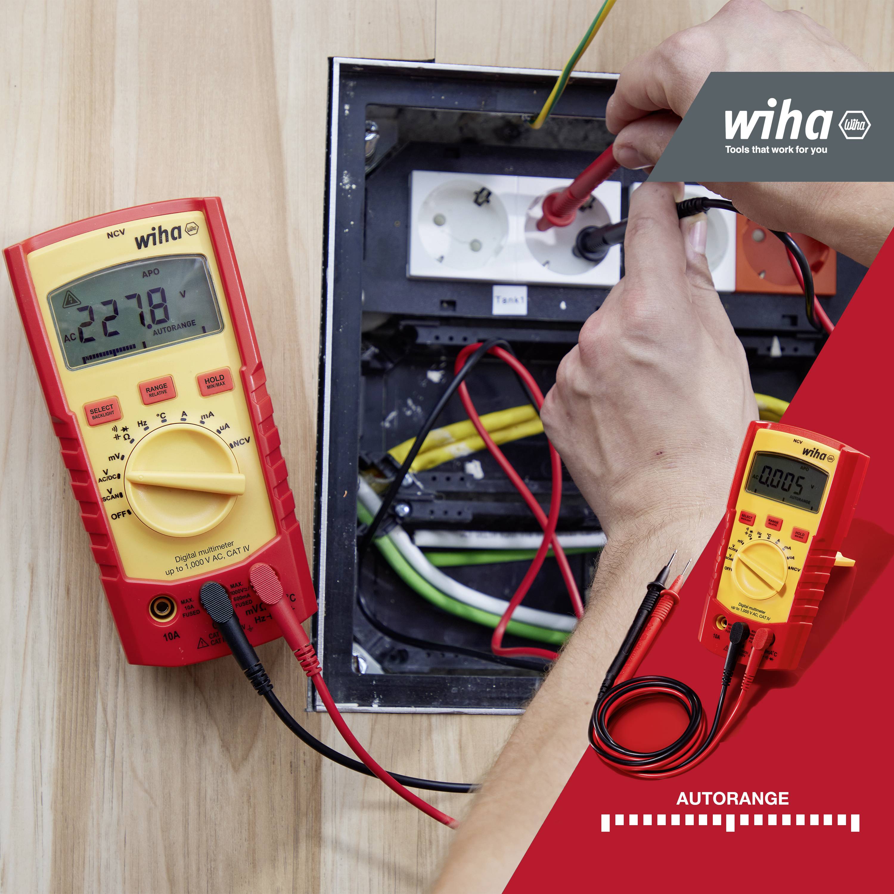 Un artisan mesure l'électricité avec un appareil de mesure sur une prise électrique ouverte. Texte en haut à droite : « Des outils qui travaillent pour vous ».