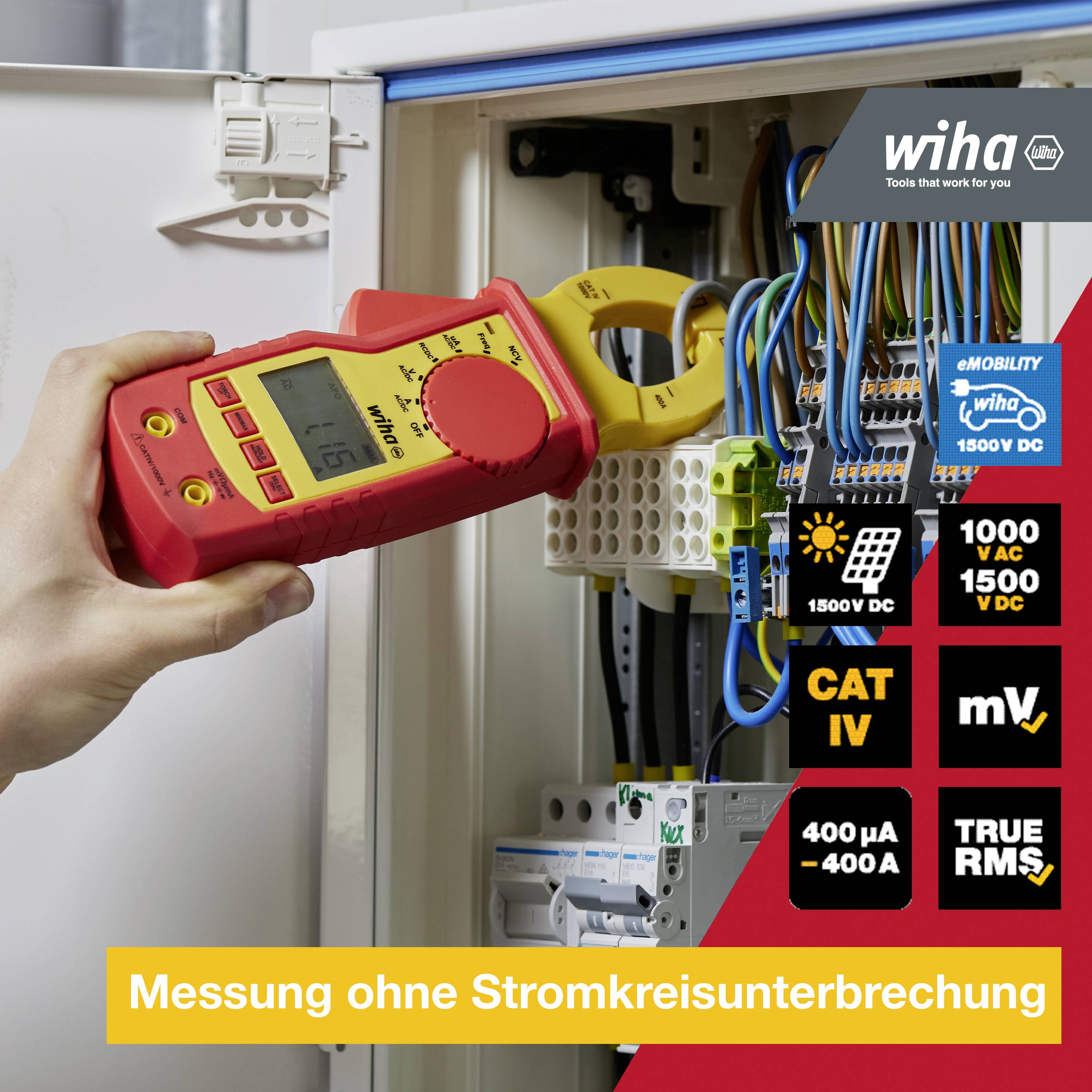 Une main tient un multimètre et mesure la tension dans un boîtier électrique ouvert. Affichage de 1500V DC, 1000V AC. Texte : Mesure sans interruption de circuit.