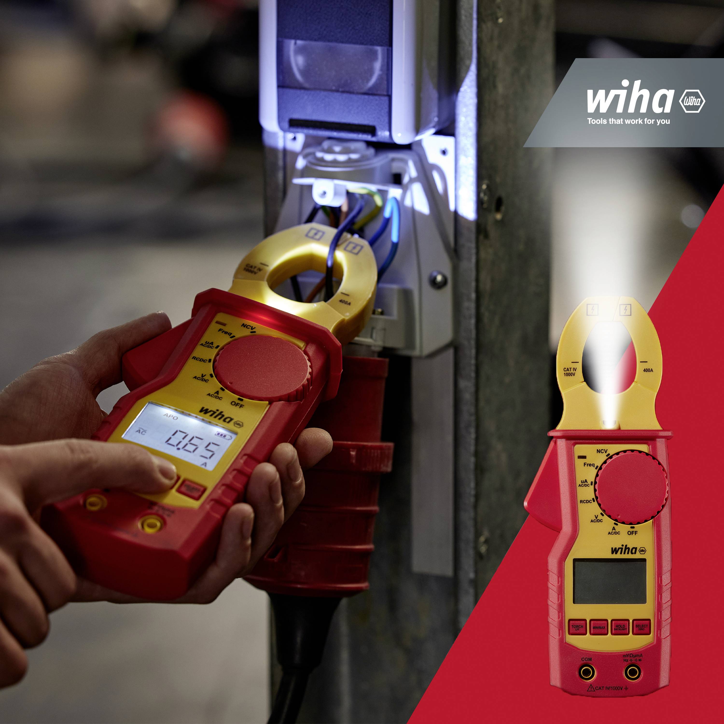 Une personne utilise une pince multimètre numérique de la marque Wiha pour des mesures électriques sur une source de courant dans un environnement industriel.