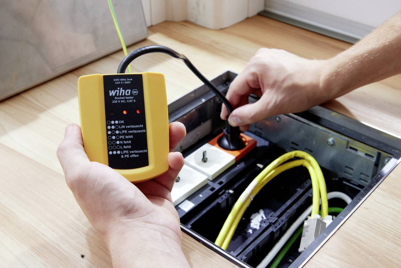 Testeur de prise Wiha 45220 CAT III 300 V LED