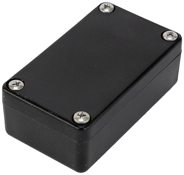 Un boîtier rectangulaire noir en plastique. Il est fixé avec quatre vis argentées aux coins.