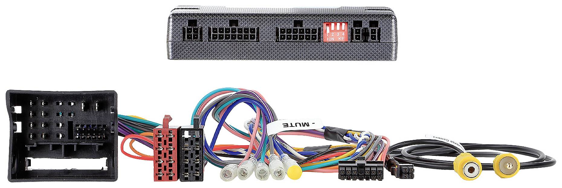 Différents câbles et connecteurs pour un raccordement automobile. Les câbles sont codés par couleur et connectés à un adaptateur noir.