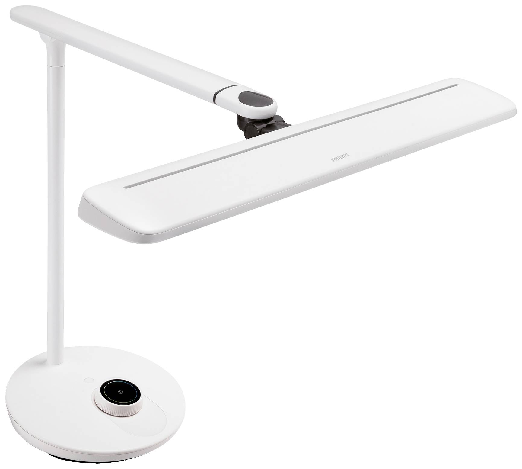 Une lampe de table blanche avec un abat-jour long et plat, fixée à un bras vertical élancé reposant sur un socle rond.
