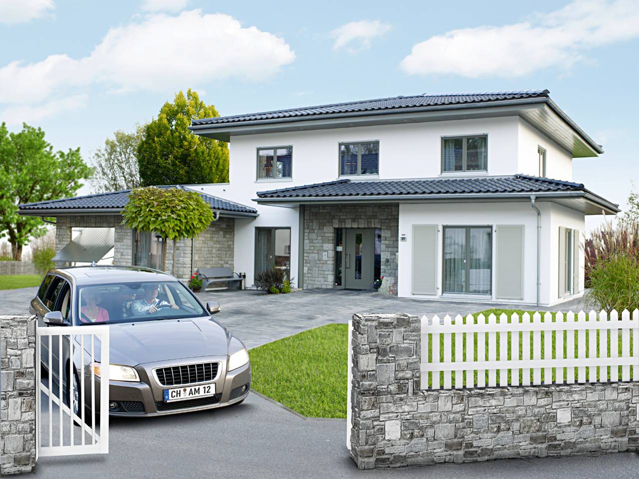 Une maison individuelle moderne à deux étages avec une façade blanche et des tuiles de toit bleues. Une voiture noire passe à travers un portail ouvert.