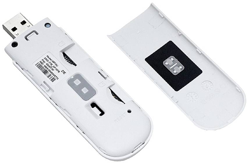 Une clé USB ouverte avec son capuchon retiré, montrant ses composants internes. Adaptée aux connexions de téléphonie mobile via un modem USB.