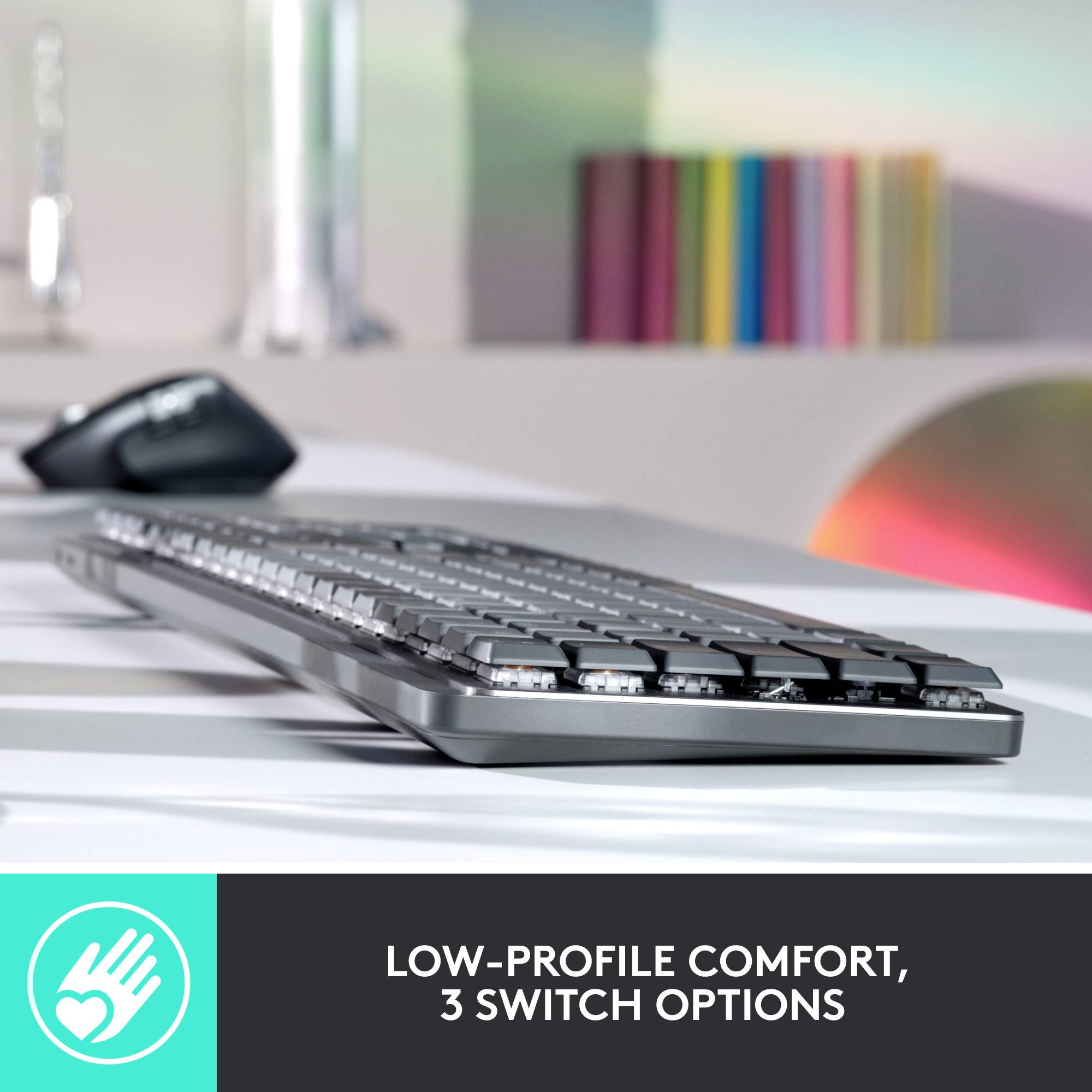 Clavier plat et moderne sur un bureau, avec une souris à côté ; texte dans l'image : 'Plat et confortable, 3 options de commutateur'.
