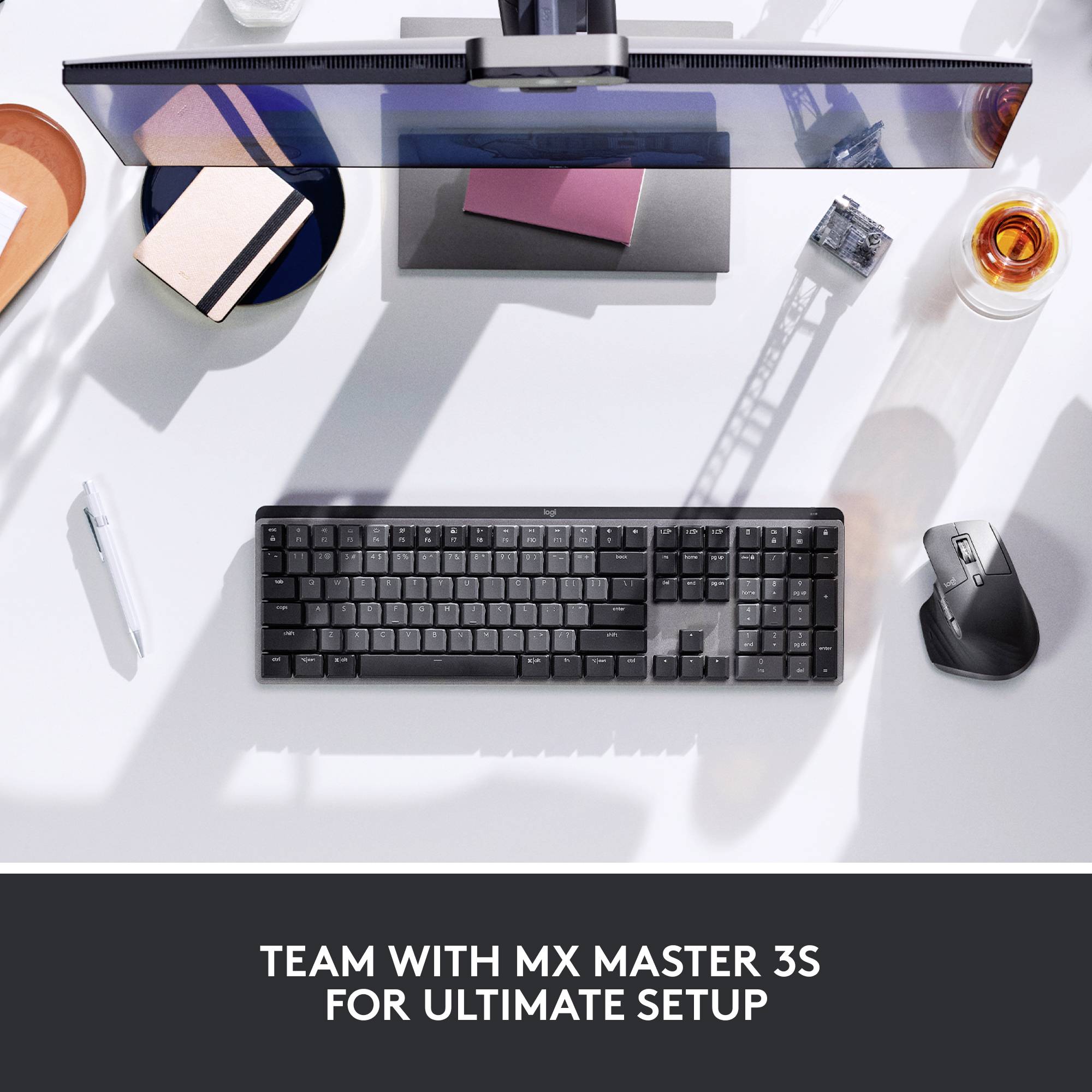 Un environnement de bureau élégant vu de dessus : clavier, souris, stylo et boisson sur une table. Texte : 'Le setup ultime avec MX Master 3S'.
