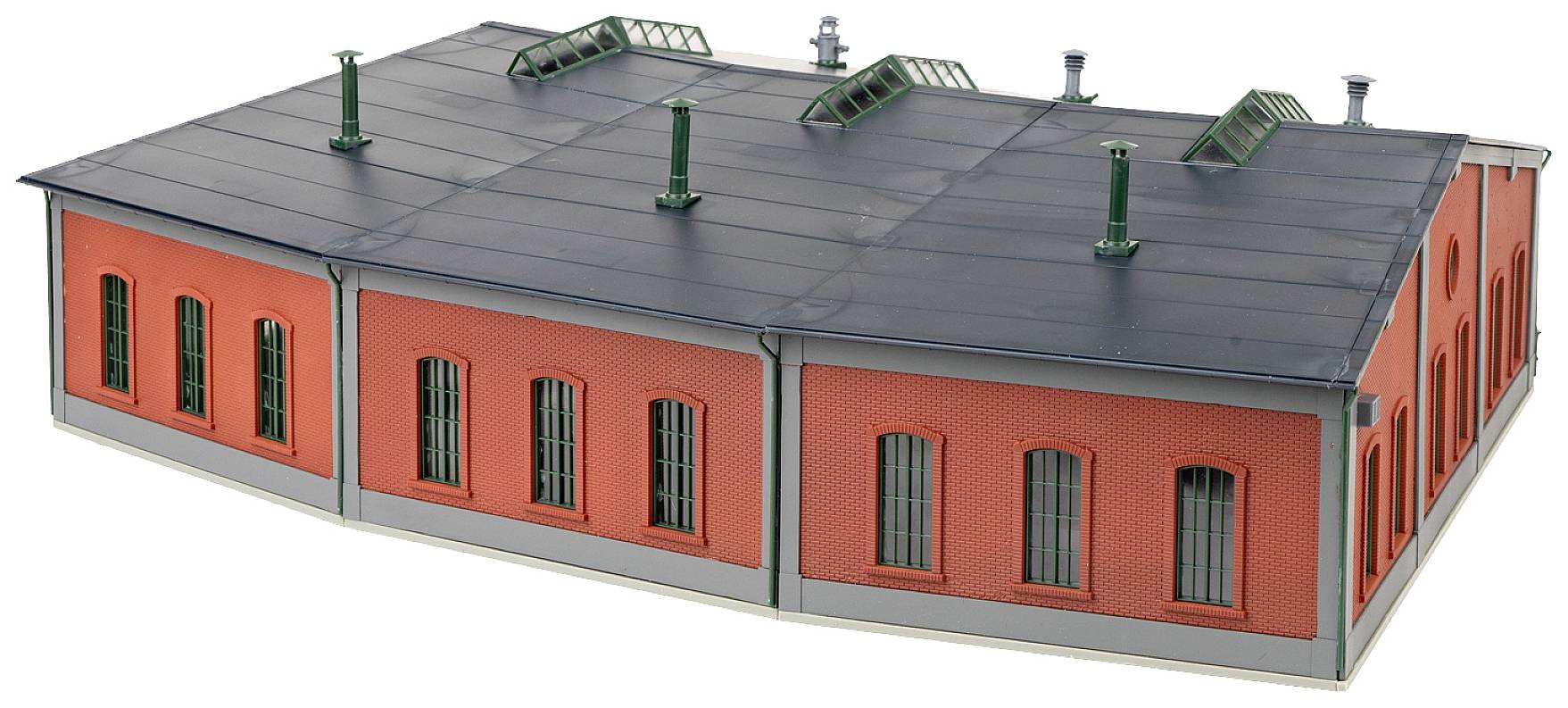 Grand modèle d'un bâtiment rouge brique avec un toit gris, plusieurs cheminées et fenêtres de toit.