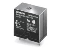 Un relais électrique carré d'Omron, modèle G4W-1112P-US-TV8. Il porte des inscriptions avec des spécifications et des coordonnées de contact.