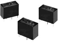 Trois relais noirs à plusieurs broches, utilisés pour des circuits électroniques. Ils sont présentés côte à côte dans une légère perspective.