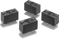 Quatre relais électroniques rectangulaires noirs avec des indications du fabricant sur la surface, chacun doté de six broches métalliques en dessous.