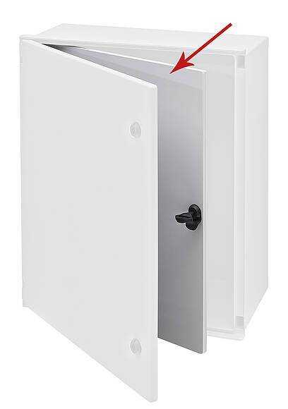 Un boîtier électrique ouvert blanc avec une flèche rouge saillante pointant vers l'arrière de la porte. Arrière-plan en gris.
