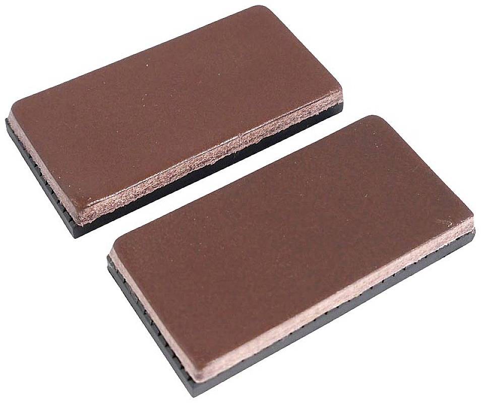 Deux pierres à poncer rectangulaires et plates en papier de verre brun sont côte à côte sur un fond blanc.