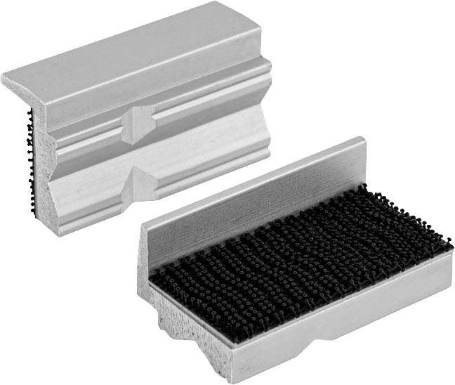 Deux embouts de brosse métalliques, l'un debout et l'autre couché, avec des poils noirs sur la face inférieure, destinés à des fins de nettoyage.