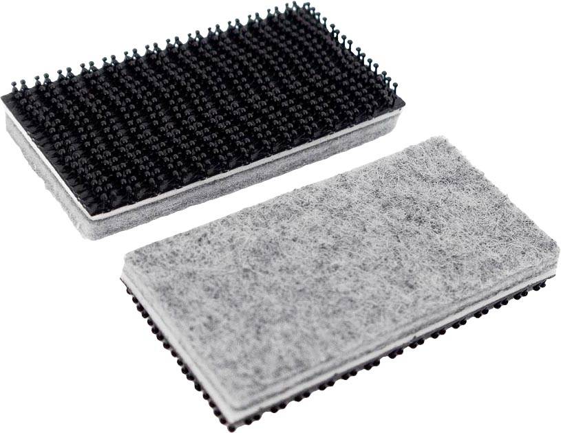 Deux fermetures auto-agrippantes rectangulaires, l'une avec une bande à crochets noire, l'autre avec une bande velcro grise, sur un fond blanc.