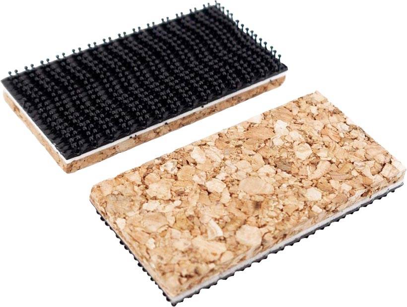 Deux objets rectangulaires en liège et en plastique noir. Un objet présente le côté en liège, l'autre le côté noir et texturé.