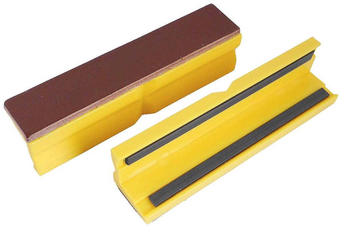 Deux blocs de ponçage de couleur jaune, l'un couché à plat, l'autre debout. Les deux ont une surface rugueuse pour le ponçage.