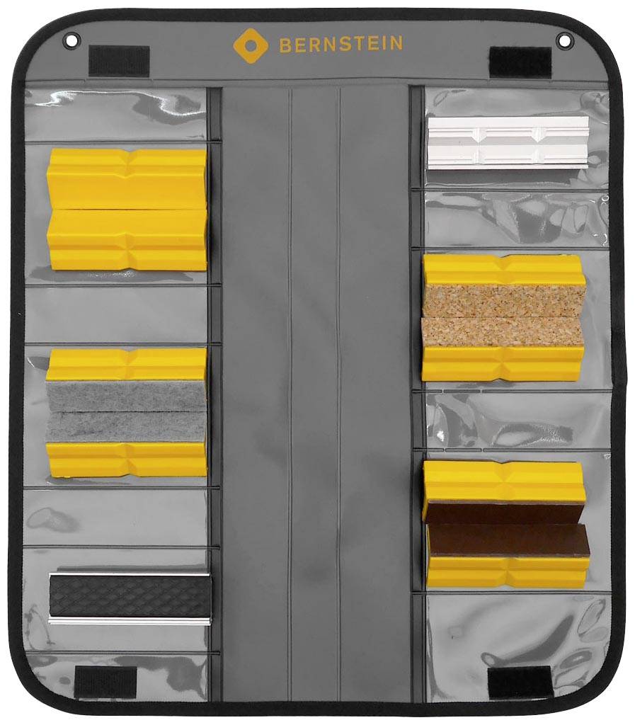 Un sac à outils contenant divers grattoirs en plastique jaunes et bruns et des tampons de ponçage de différents matériaux.