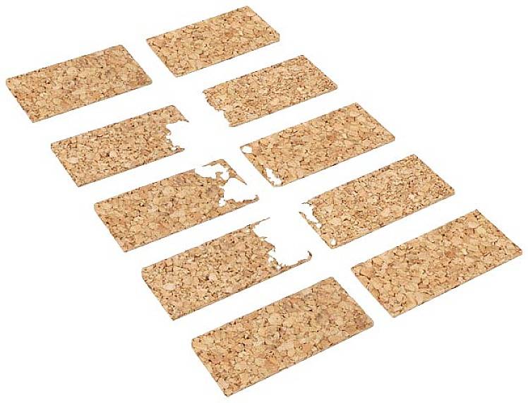 Dix carreaux de liège rectangulaires aux bords irréguliers, dont certains sont endommagés et présentent des signes d'usure.