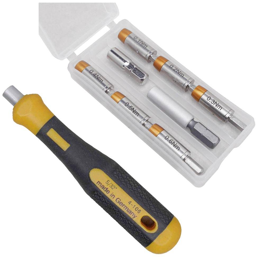 Jeu de clés dynamométriques et d'embouts avec différentes inscriptions en Nm dans un coffret en plastique, un stylo est posé à côté.