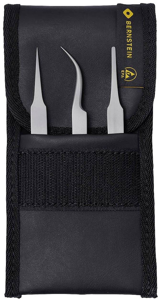 Trois pinces à épiler en argent dans un sac textile noir avec un logo en ambre. Adaptées aux travaux précis et faciles à transporter.