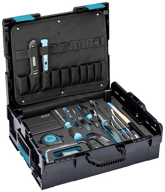 Une boîte à outils noire ouverte contenant divers outils manuels, notamment des tournevis et des pinces, soigneusement rangés.
