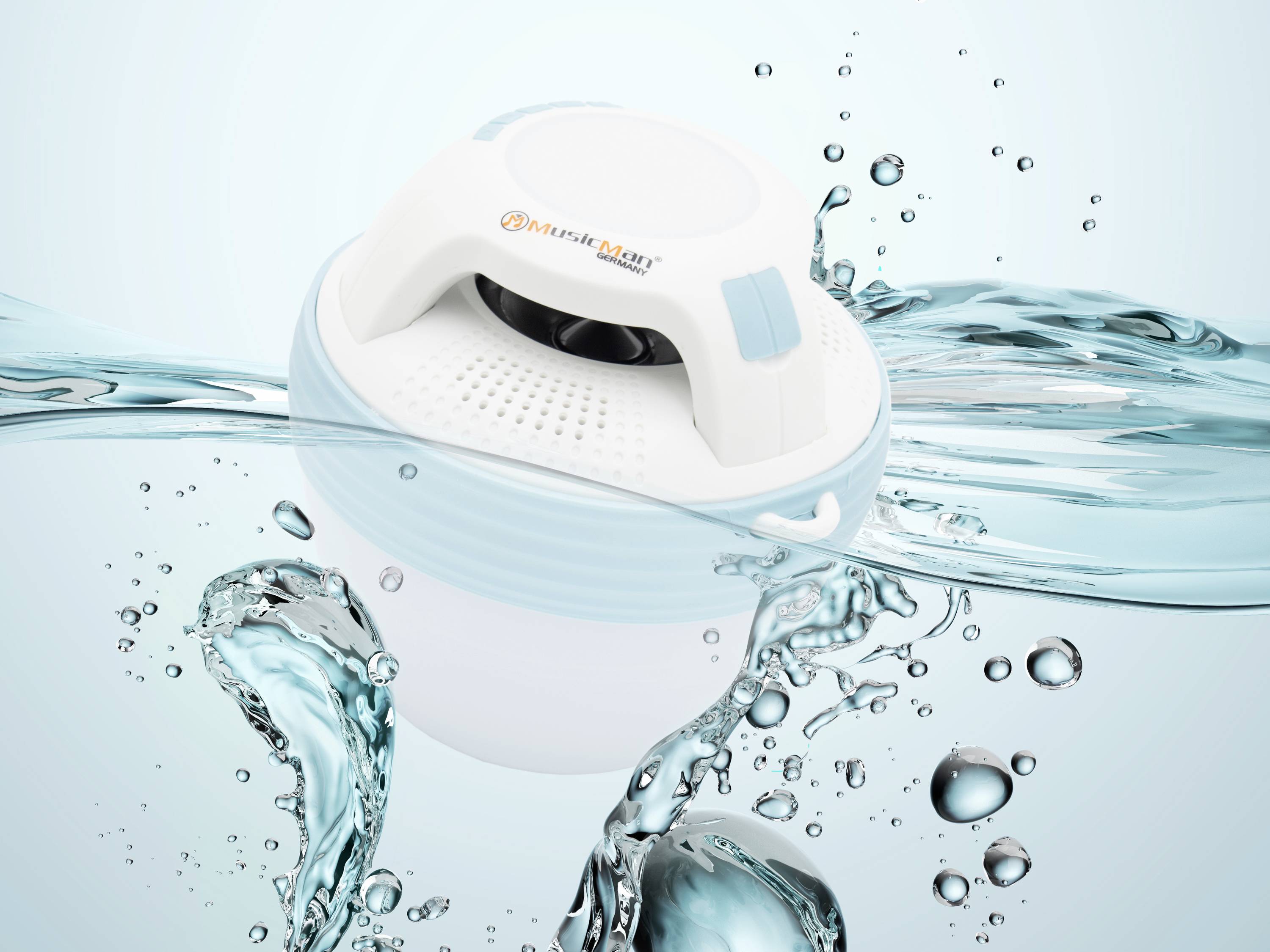 Un appareil de lavage portable et rond flotte dans l'eau, entouré d'éclaboussures et de bulles, sur un fond bleu clair.