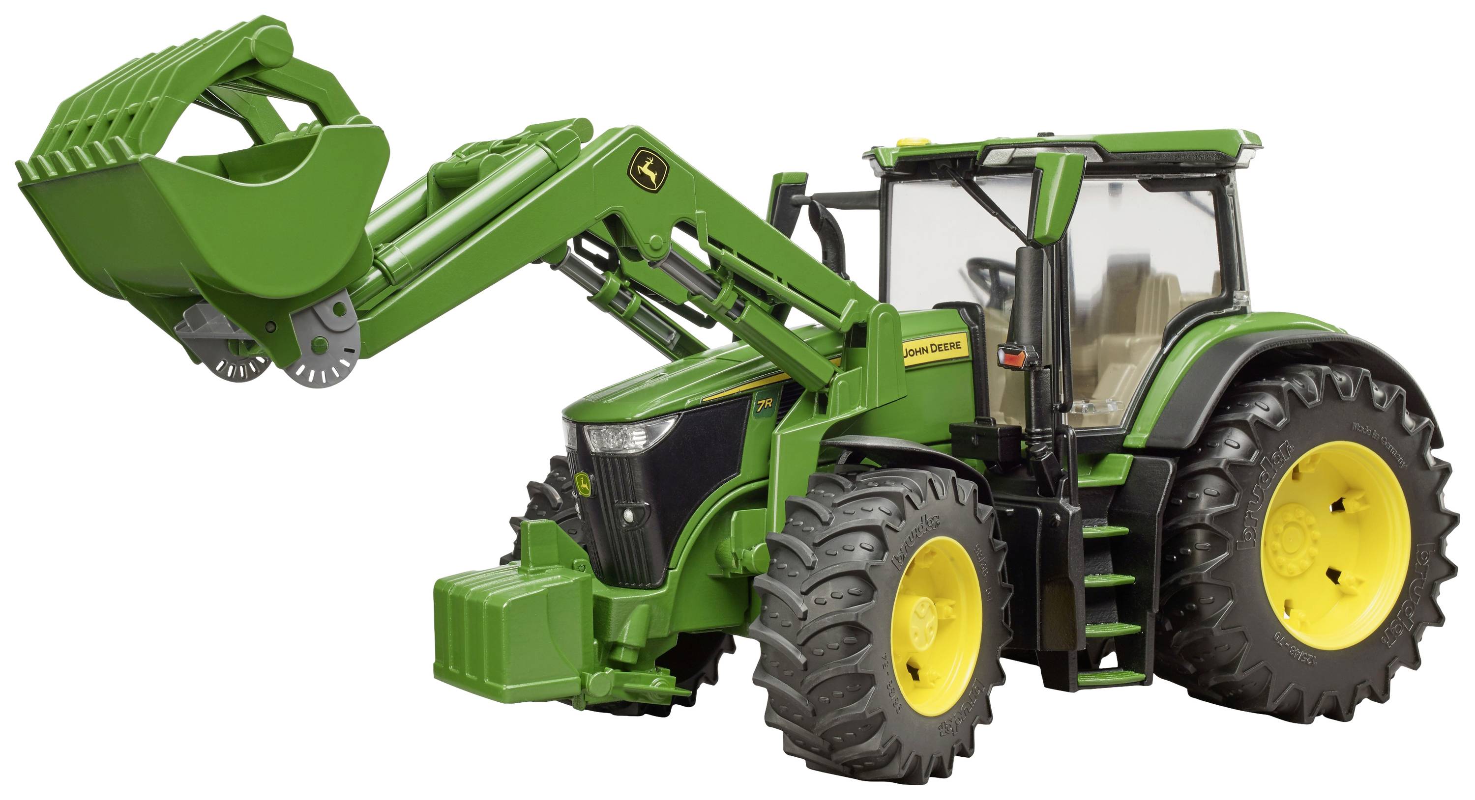 Tracteur vert avec un grand chargeur frontal, prêt à charger des matériaux, sur un fond blanc.