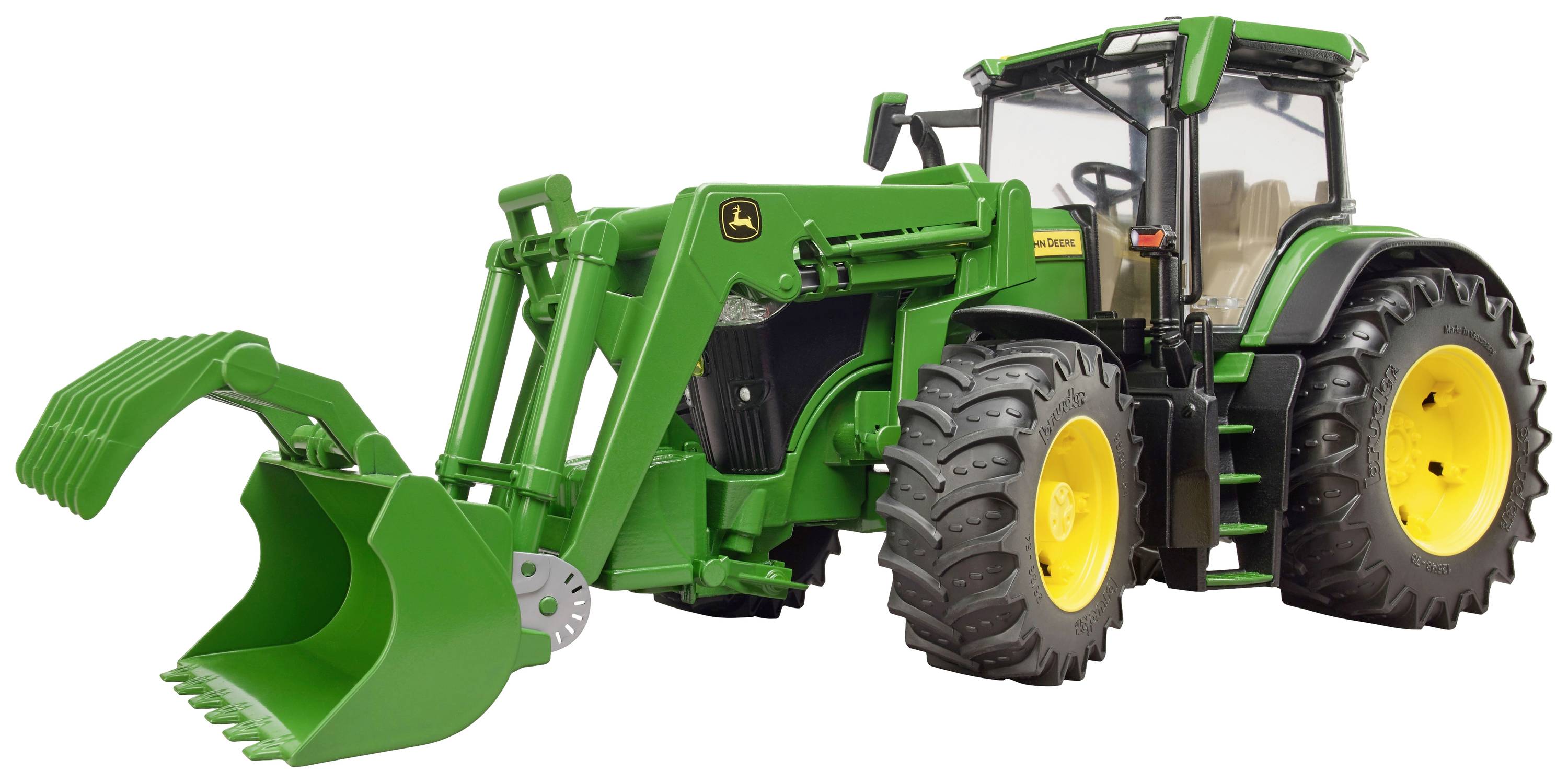 Un tracteur vert avec des roues jaunes et un chargeur frontal est visible de côté.