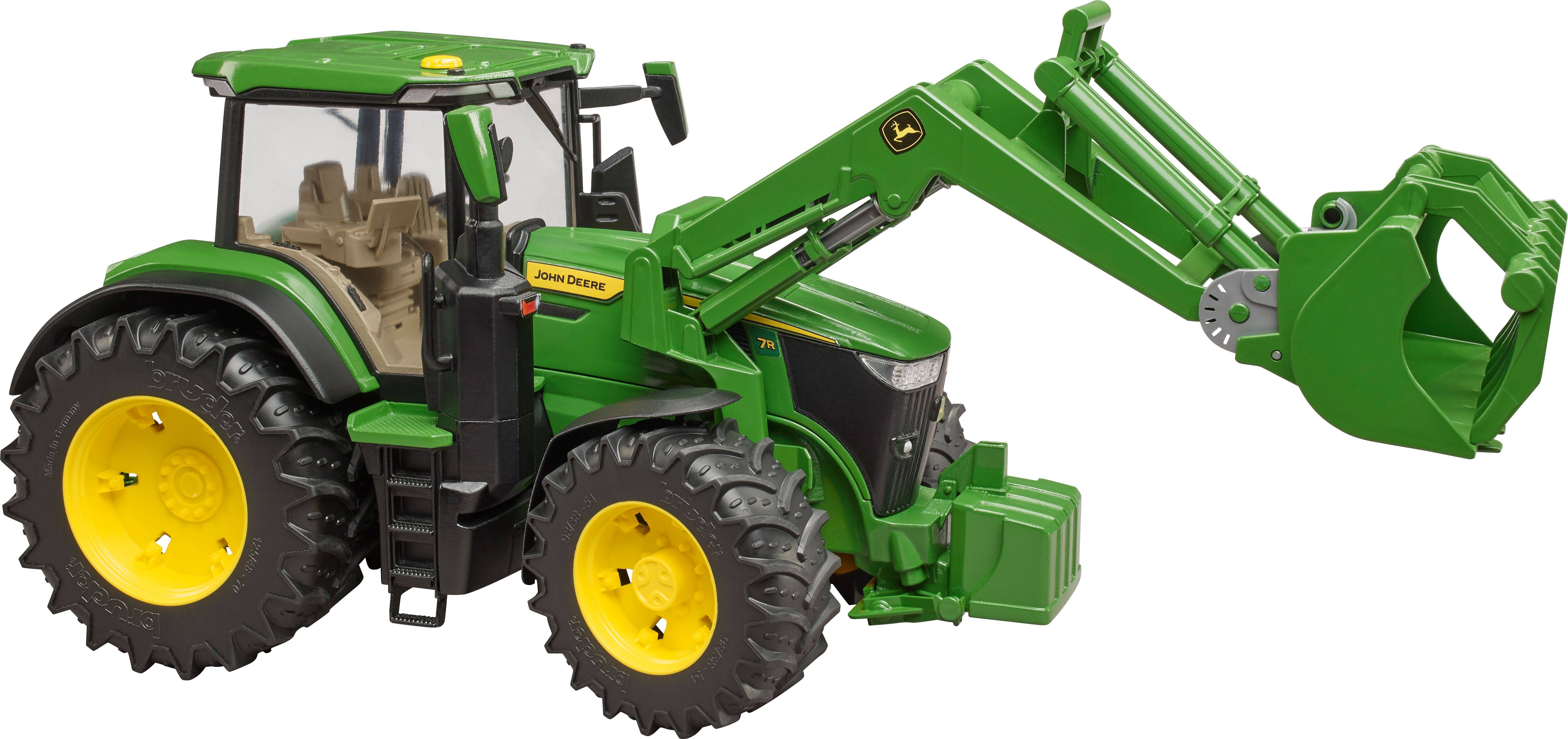 Tracteur vert avec un grand bras de chargement et des roues jaunes, positionné sur un fond blanc.
