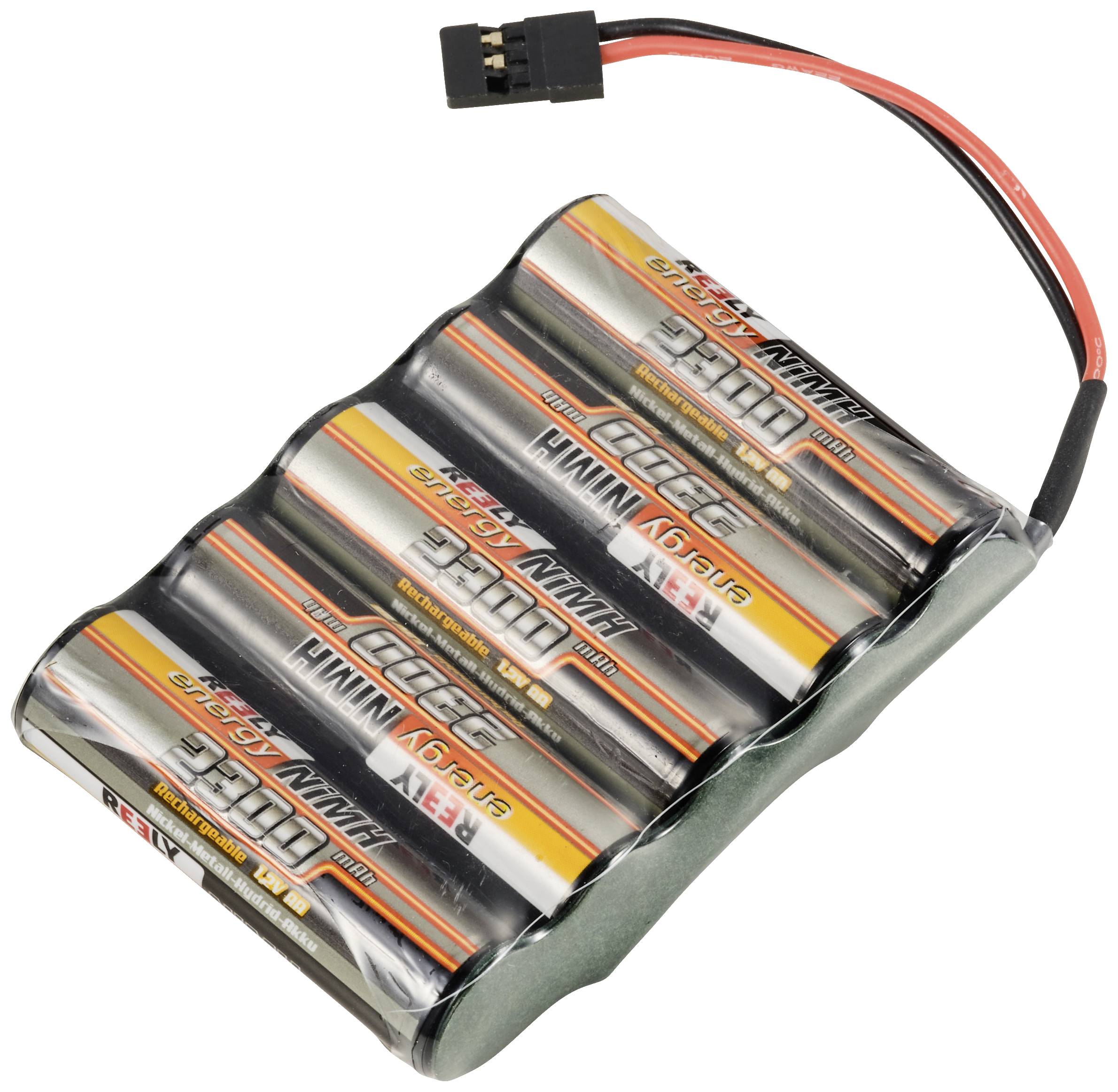 Un pack de batterie composé de six piles AA, reliées par un câble et une fiche, sur un fond blanc.