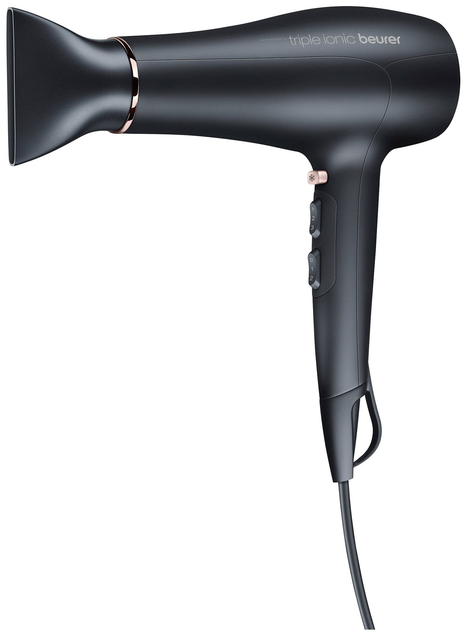 Sèche-cheveux noir au design élancé. On y distingue la buse principale, la poignée avec ses touches et le câble branché.