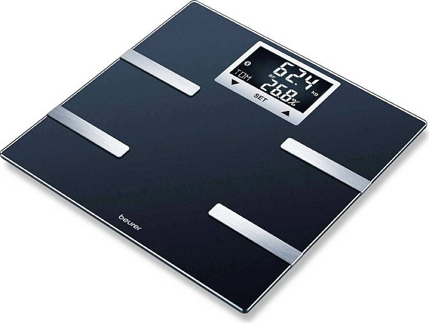 Balance numérique pour personnes avec quatre électrodes métalliques et affichage digital, indiquant '62,4 kg', 'TDH' et '26,8 %'.