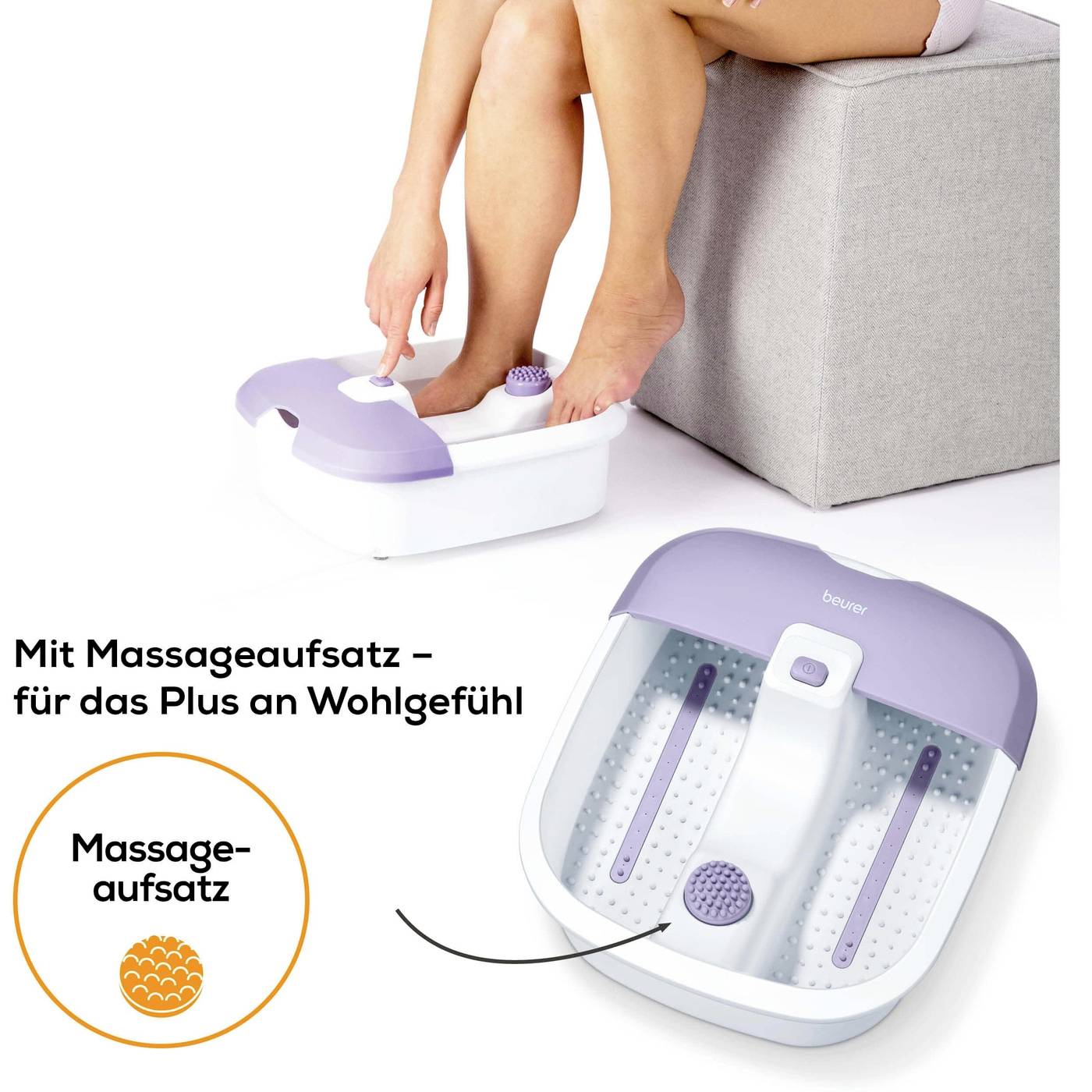 Voici la traduction en français :Une personne utilise un bain à remous pour les pieds avec embout de massage. Texte : « Avec embout de massage – pour plus de bien-être ». L'illustration du produit montre les détails.