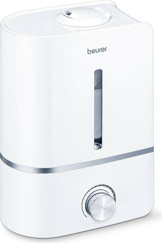 Un humidificateur blanc avec fenêtre transparente et molette de réglage, le nom de marque 'beurer' en haut.