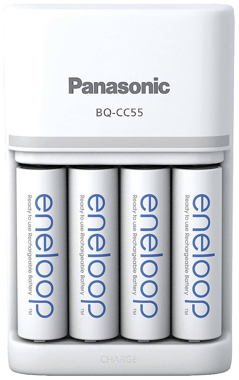 Chargeur Panasonic BQ-CC55 avec quatre piles AA eneloop insérées.