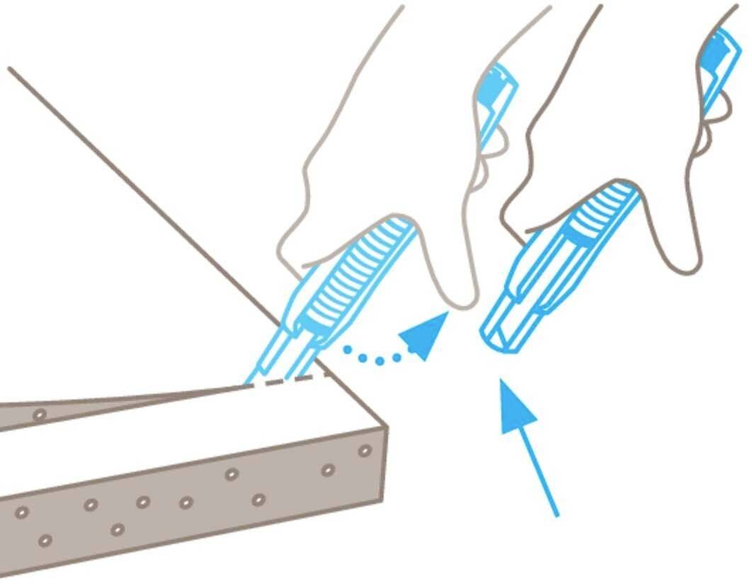 Trois mains utilisent des cutters pour couper le long d'une ligne marquée. Des flèches indiquent la direction de coupe.