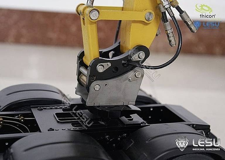 Un bras hydraulique jaune monté sur une base métallique noire, entouré de détails techniques et de logos d'entreprise.