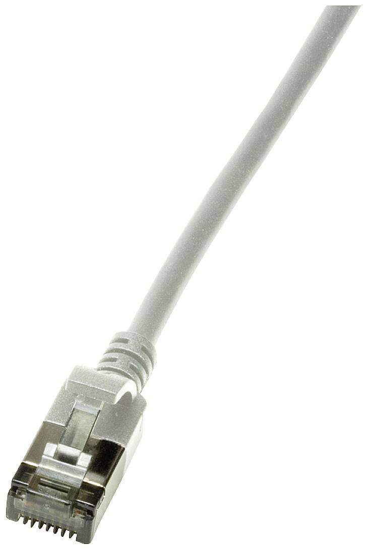 Un câble Ethernet gris unique avec connecteur, légèrement orienté en diagonale, sur fond blanc.