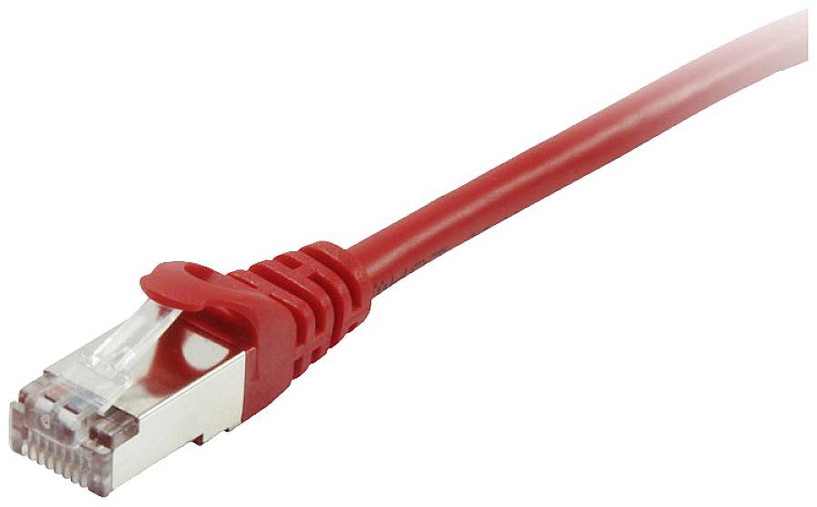 Câble Ethernet rouge avec connecteur RJ45, utilisé pour les connexions réseau.
