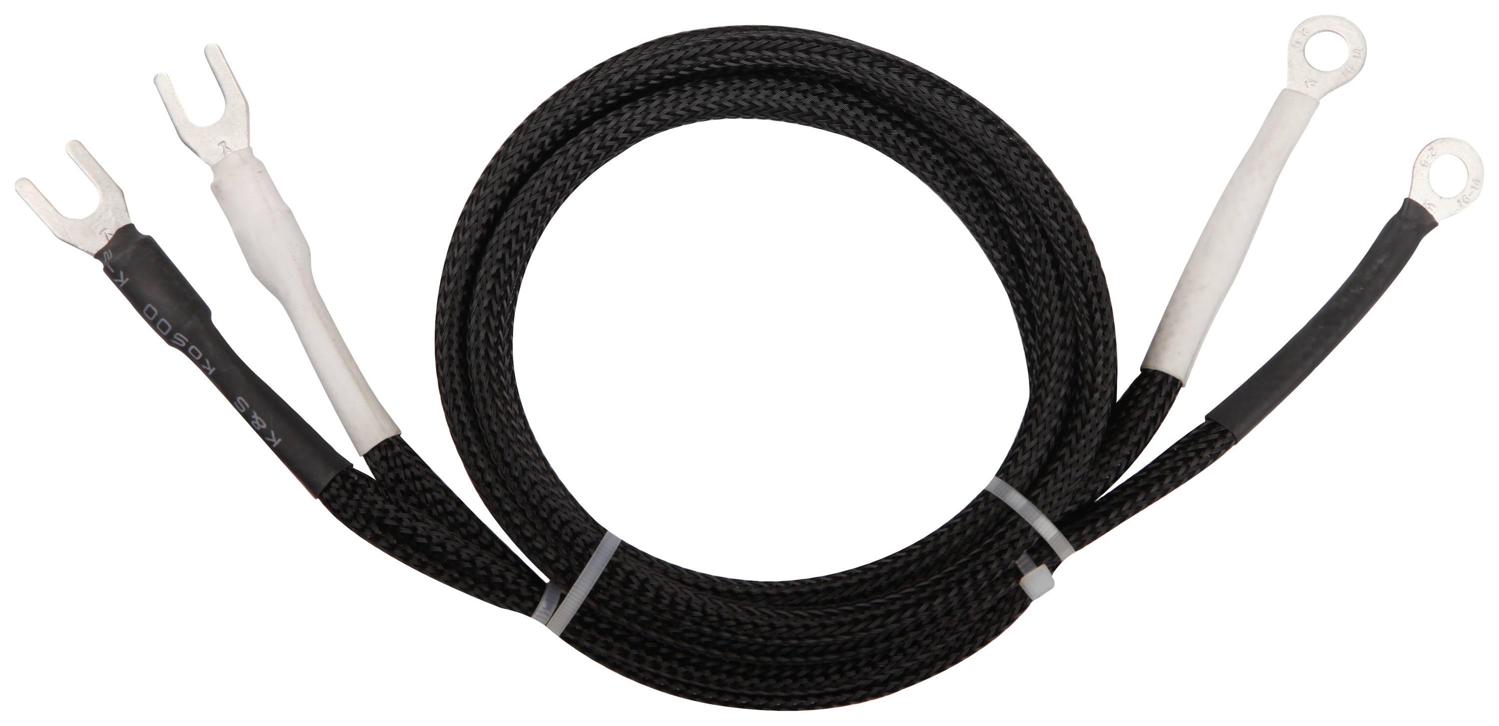 Un câble tressé noir avec deux connecteurs ronds à une extrémité et des bornes à fourche à l'autre, adapté pour les connexions électriques.